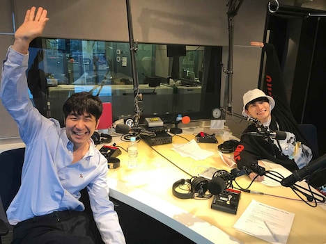 左からスタンプ、SKY-HI。