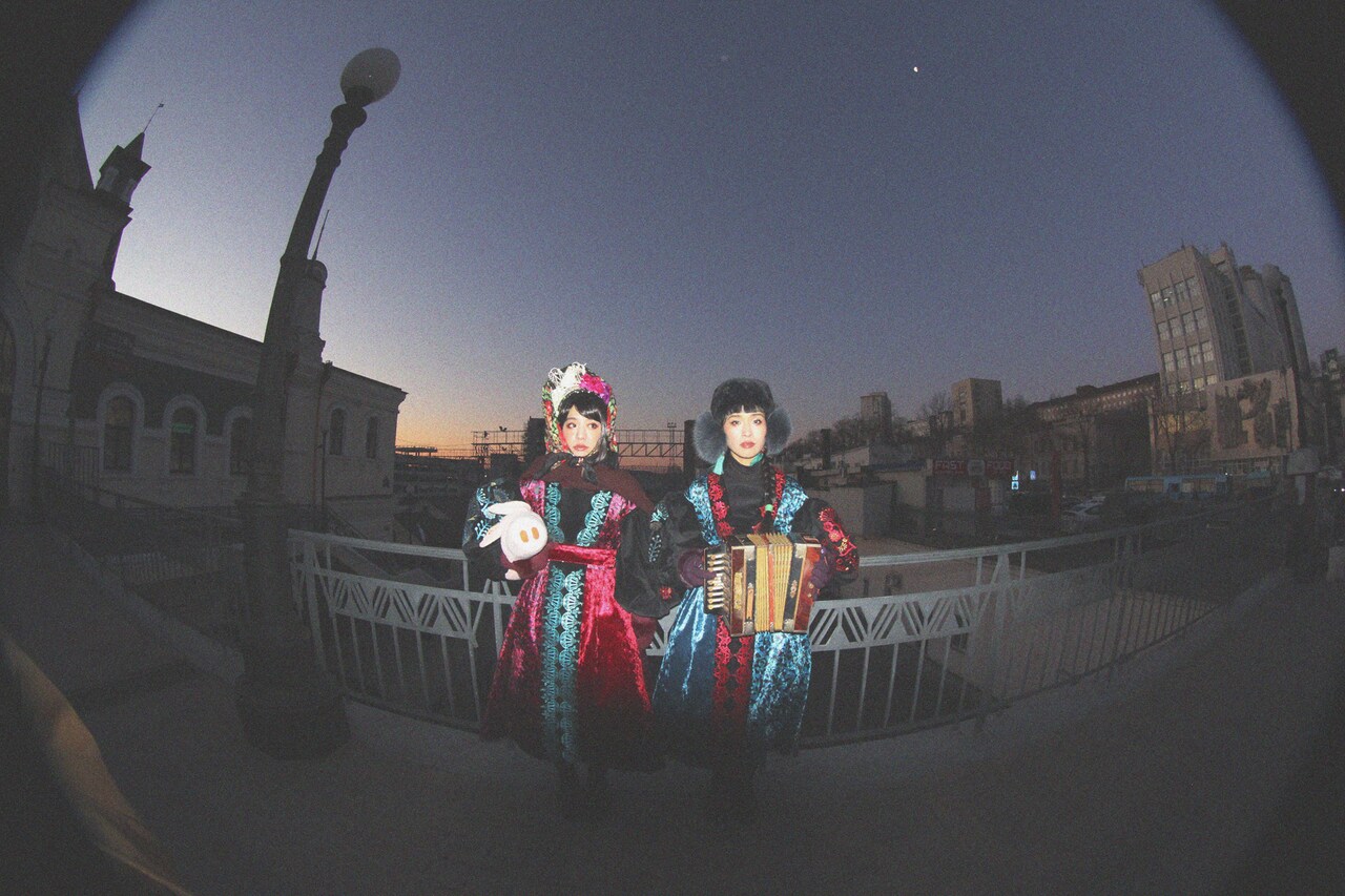 チャラン・ポ・ランタン、初の生配信ライブで8週連続“宅録”配信シングル全曲披露