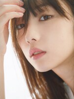 与田祐希2nd写真集「無口な時間」楽天ブックス版表紙（タイトルなし）（撮影：菊地泰久）