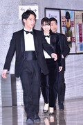 手前から味方良介、菅井友香（欅坂46）、石田明（NON STYLE）。