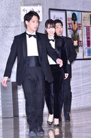 手前から味方良介、菅井友香（欅坂46）、石田明（NON STYLE）。