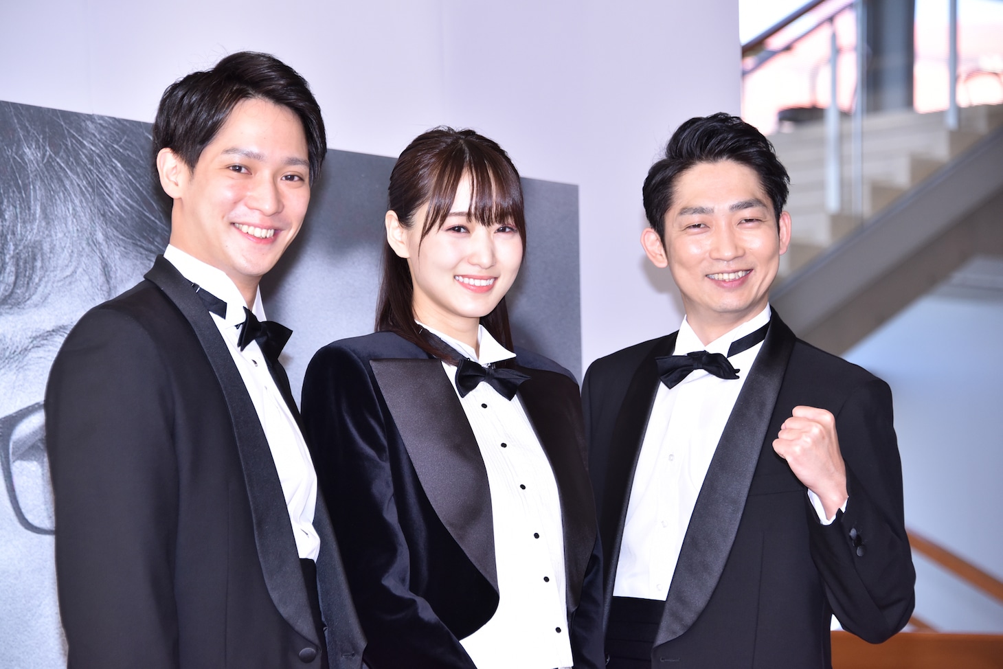 左から味方良介、菅井友香（欅坂46）、石田明（NON STYLE）。
