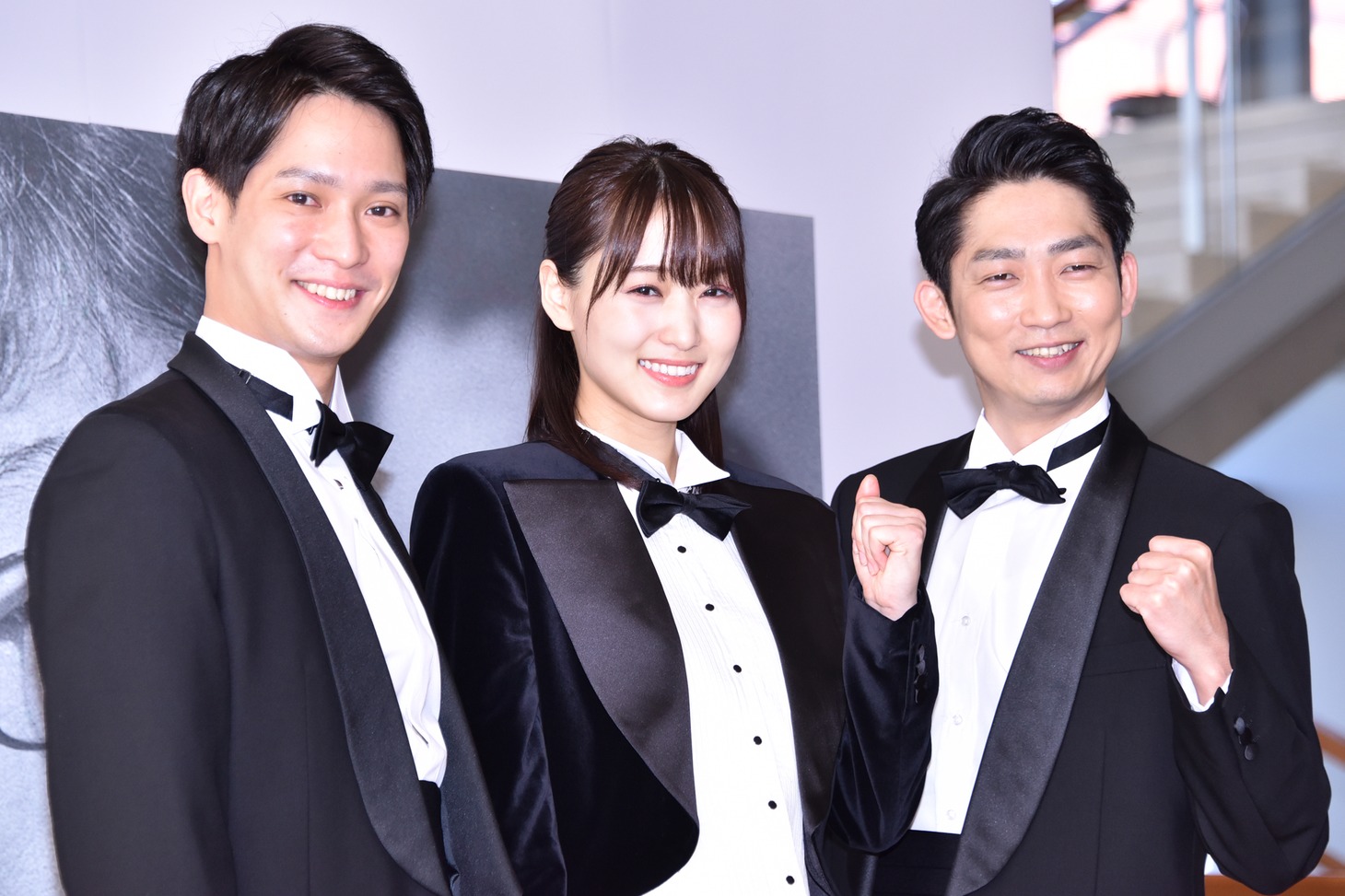 左から味方良介、菅井友香（欅坂46）、石田明（NON STYLE）。