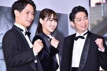 左から味方良介、菅井友香（欅坂46）、石田明（NON STYLE）。