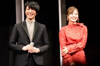 左から鈴木拡樹、白石麻衣（乃木坂46）。