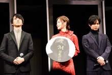 左から鈴木拡樹、白石麻衣（乃木坂46）、千葉雄大。