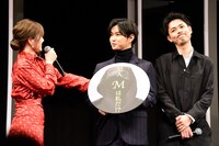 左からプレゼン対決の勝者を選ぶ白石麻衣（乃木坂46）、千葉雄大、成田凌。