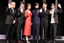左から中田秀夫監督、鈴木拡樹、白石麻衣（乃木坂46）、千葉雄大、成田凌、井浦新。