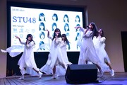 「無謀な夢は覚めることがない」を披露するSTU48。