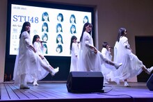 「無謀な夢は覚めることがない」を披露するSTU48。