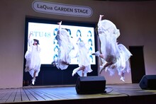 「ペダルと車輪と来た道と」を披露するSTU48。