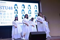 「ペダルと車輪と来た道と」を披露するSTU48。
