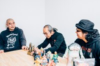 「人間椅子30周年胸像」を囲む人間椅子。（撮影：西槇太一）