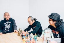 「人間椅子30周年胸像」を囲む人間椅子。（撮影：西槇太一）