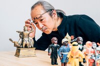 「人間椅子30周年胸像」を見つめる和嶋慎治（G, Vo）。（撮影：西槇太一）