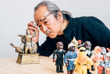 「人間椅子30周年胸像」を見つめる和嶋慎治（G, Vo）。（撮影：西槇太一）