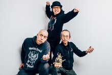 人間椅子と「人間椅子30周年胸像」。（撮影：西槇太一）