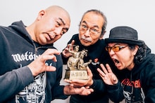 「人間椅子30周年胸像」を囲む人間椅子。（撮影：西槇太一）