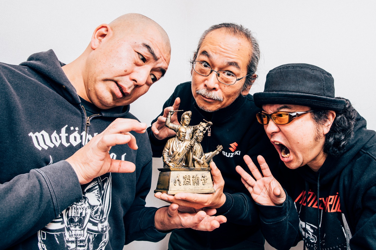 「人間椅子30周年胸像」を囲む人間椅子。（撮影：西槇太一）