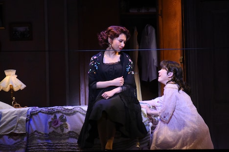 左からMay J.演じるアニータ、宮澤エマ演じるマリア。