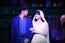 森崎ウィンと田村芽実。