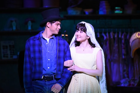 左から森崎ウィン演じるトニー、田村芽実演じるマリア。