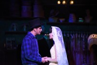 森崎ウィンと田村芽実。