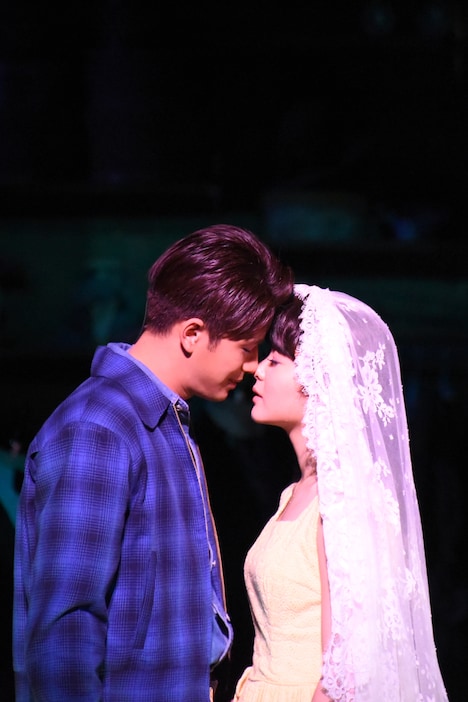 左から森崎ウィン演じるトニー、田村芽実演じるマリア。