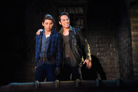 左から村上虹郎演じるトニー、小野賢章演じるリフ。