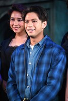 森崎ウィン（手前）