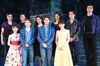 「ウエスト・サイド・ストーリー」囲み取材の様子。