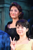手前から田村芽実、宮澤佐江。