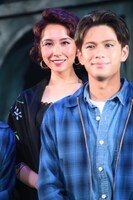 手前から森崎ウィン、May J.。