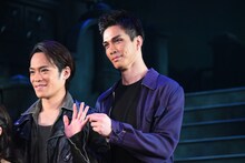 小野賢章の指をつまむ廣瀬友祐。