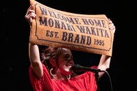 アーティストのオリジナルグッズとしては斬新なマットを紹介する脇田もなり。