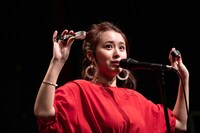 オリジナルキーホルダーのデザインについて、日常使いしやすいこだわりを解説する脇田もなり。