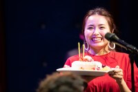 ロウソクを吹き消す脇田もなり。