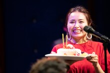 ロウソクを吹き消す脇田もなり。