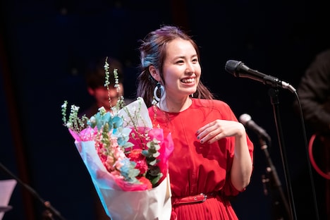 バースデーサプライズに驚きつつ大喜びの脇田もなり。