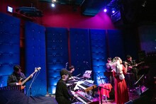 花束を抱えたまま歌う脇田もなり。