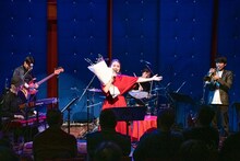 花束を抱えたまま歌う脇田もなり。