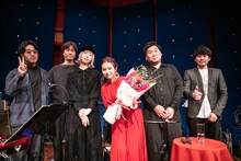 バンドメンバーと記念撮影する脇田もなり。