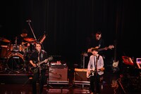 小山田圭吾のギターに乗せて「ORANGE MECHANIC SUICIDE」を歌う田島貴男。（撮影：工藤ちひろ）