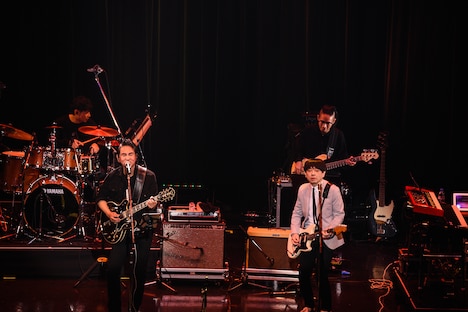 小山田圭吾のギターに乗せて「ORANGE MECHANIC SUICIDE」を歌う田島貴男。（撮影：工藤ちひろ）