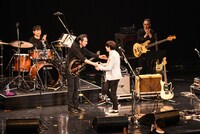 握手を交わす田島貴男と小山田圭吾。（撮影：工藤ちひろ）