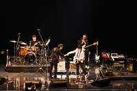 ステージ上で握手を交わす田島貴男と小山田圭吾。（撮影：工藤ちひろ）