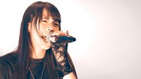 鶯籠「FLY HIGHER AGAIN [Live Clip] (YouTube ver.)」のワンシーン。