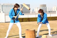 餅つきをするタカシとリョウガ。