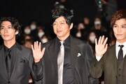 左から賀来賢人、大沢たかお、岩田剛典。