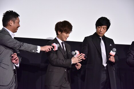 マイクが機能せず大沢たかお（右）と入江悠（左）からマイクを渡される岩田剛典（中央）。